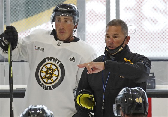 Trenér Bostonu Bruce Cassidy (vpravo) s útoníkem Bradem Marchandem.