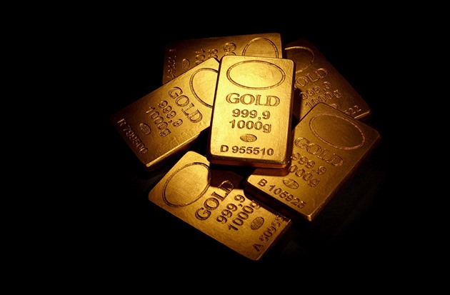 Kdepak sázka na jistotu, cena zlata se prudce propadla. Mohou za to USA