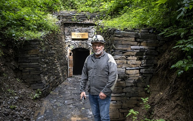 V břidlicových štolách u Oder turisté zažijí úplnou tmu i svícení kahanem