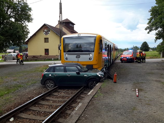 Vlak narazil do osobního vozu znaky Mini