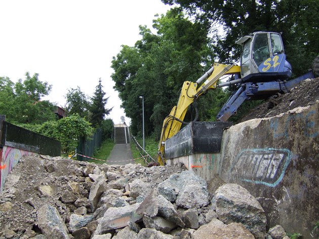 Dobrý veer,
po tém 3 letech trvající oprav Negrelliho viaduktu byla 1. ervna 2020 obnovena pvodní elezniní doprava z oblasti Kladna a na Masarykovo nádraí. Vzáptí ale zaala nová výluka z Masaryky do Veleslavína (náhradní provoz metrem nebo M