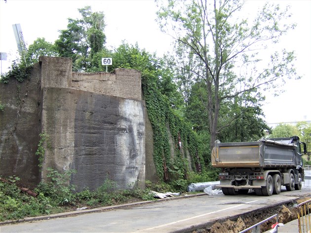 Dobrý veer,
po tém 3 letech trvající oprav Negrelliho viaduktu byla 1. ervna 2020 obnovena pvodní elezniní doprava z oblasti Kladna a na Masarykovo nádraí. Vzáptí ale zaala nová výluka z Masaryky do Veleslavína (náhradní provoz metrem nebo M