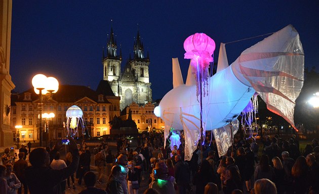 Veerní prvod centrem Prahy v rámci festivalu Za dvemi