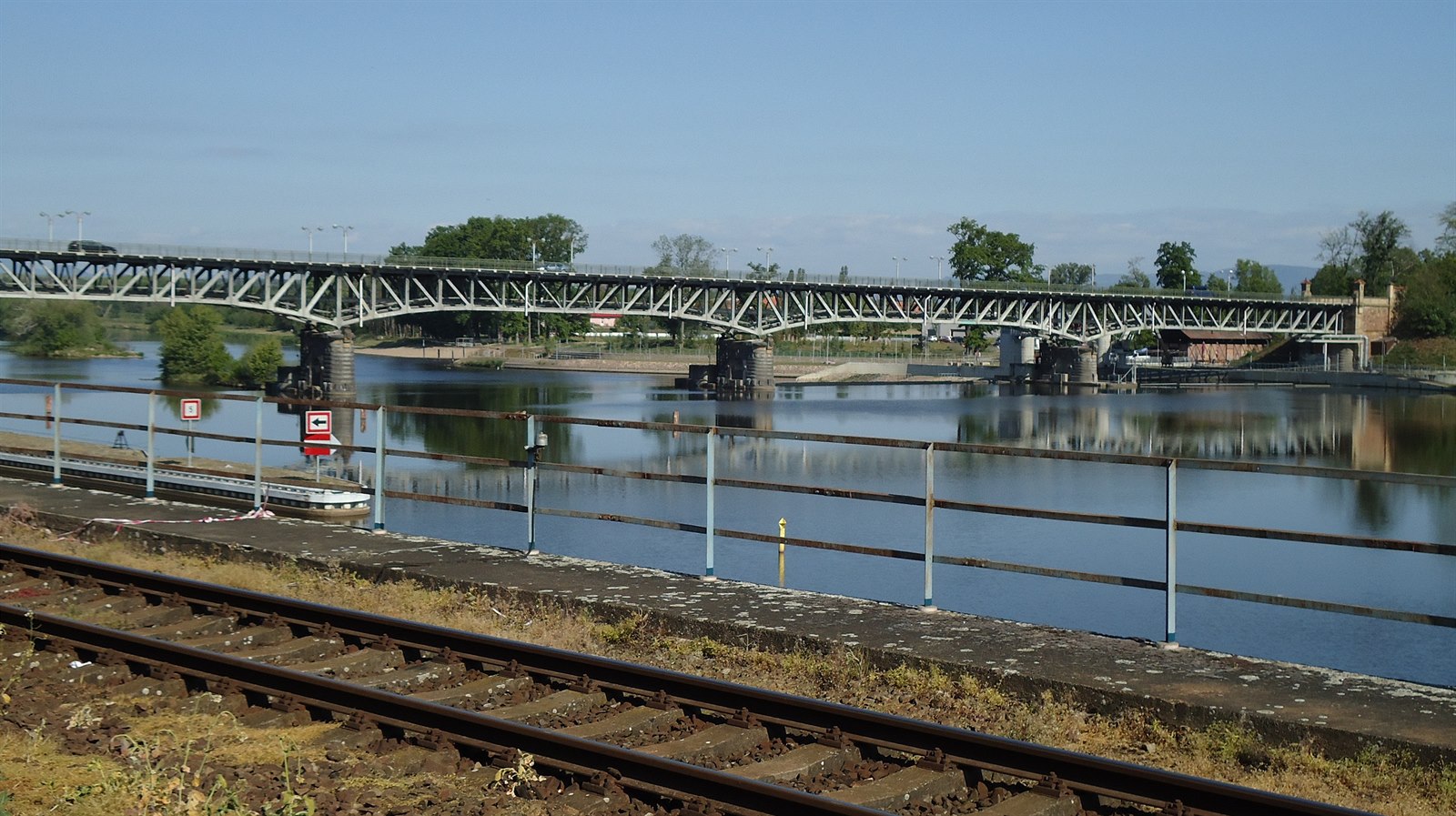 Znovu stržená trolej v Roudnici. Provoz dálkových i regionálních vlaků stojí