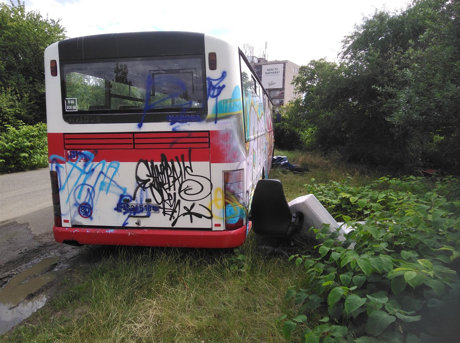 Autobus v Zakryté ulici v Michli.