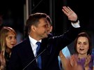 Prezidentský kandidát Rafal Trzaskowski zdraví své píznivce ve volebním tábu...