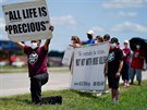 Lidé ped vznicí v Terre Haute v Indian protestovali proti trestu smrti. (14....