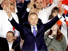 Polský prezident Andrzej Duda zdraví píznivce ve svém volebním tábu ve mst...