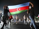 Stovky lidí pi pochodu centrem ázerbájdánského Baku na podporu armády v...