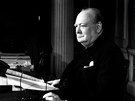 Winston Churchill pi rozhlasovém projevu 8. kvtna 1945