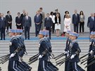 Prezident Emmanuel Macron pedsedá slavnostní vojenské pehlídce, vnované...