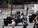 Prezident Emmanuel Macron pedsedá slavnostní vojenské pehlídce, vnované...