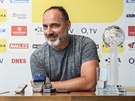 Jindich Trpiovský ze Slavie s cenou pro nejlepího trenéra ligové sezony.