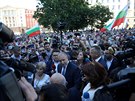 Bulharský prezident Rumen Radev (uprosted s modrou kravatou) mluví s...