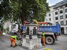 V britském Bristolu odstranili sochu Jen Reidové, kterou aktivisté bojující za...