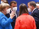 Nmecká kancléka Angela Merkelová (vlevo) hovoí s francouzským prezidentem...
