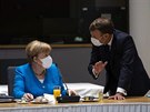 Nmecká kancléka Angela Merkelová hovoí s francouzským prezidentem Emmanuelem...