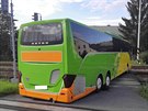 Dálkový autobus ve tvrtek veer uvázl na elezniním pejezdu v Lukách nad...