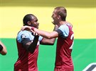 Tomá Souek a Michail Antonio slaví gól West Hamu.