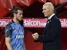 Trenér Zinedine Zidane a Gareth Bale na stídace Realu Madrid.