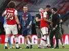 Trenér Arsenalu Mikel Arteta (vpravo) a Pierre-Emerick Aubameyang slaví postup...