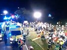 Desítky záchraná a hasi pomáhají zranným po nehod vlak