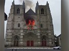 V Nantes vyhoela katedrála. Mohl ji podpálit há, ohniska jsou ti