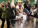 Poláci volili prezidenta, k urnám piel i pedseda vládní strany Právo a...