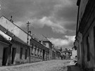 Snimek ze �koln� ulice (dnes Jirch��sk�), kter� prot�nala prakticky cel�...