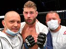 MMA zápasník Jií Procházka je spolu s trenéry Martinem Karaivanovem (vlevo) a...