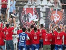 Fotbalisté Pardubic s pohárem pro vítze druhé ligy se radují s fanouky..