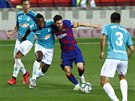 Lionel Messi (uprosted) z Barcelony v souboji s Pervisem Estupinanem z...