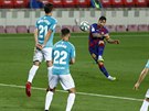 Lionel Messi z Barcelony stílí na branku Pamplony.