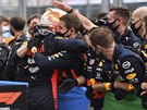 Max Verstappen z Red Bullu se raduje z mechaniky své stáje z druhého místa ve...
