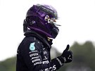 Lewis Hamilton z Mercedesu slaví po kvalifikaci F1 v Maarsku.