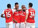 Fotbalisté Arsenalu oslavují Pierra-Emericka Aubameyanga (druhý zleva) za...
