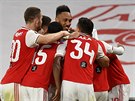 Fotbalisté Arsenalu oslavují trefu Pierra-Emericka Aubameyanga.