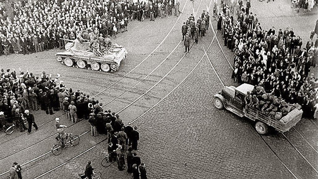 Sovttí vojáci pi obsazování lotyské Rigy v roce 1940