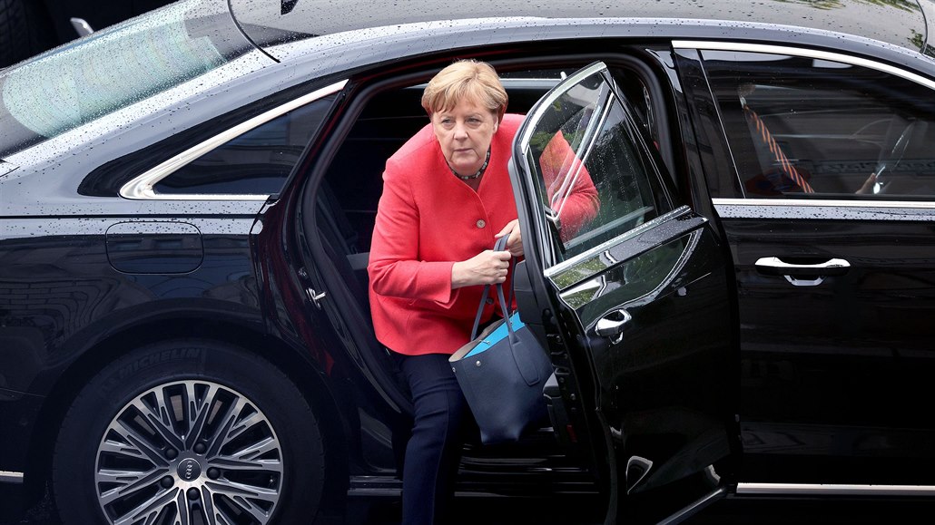 Nmecká kancléka Angela Merkelová pijídí na zasedání dolní komory...
