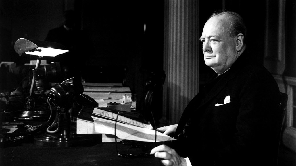 Winston Churchill pi rozhlasovém projevu 8. kvtna 1945