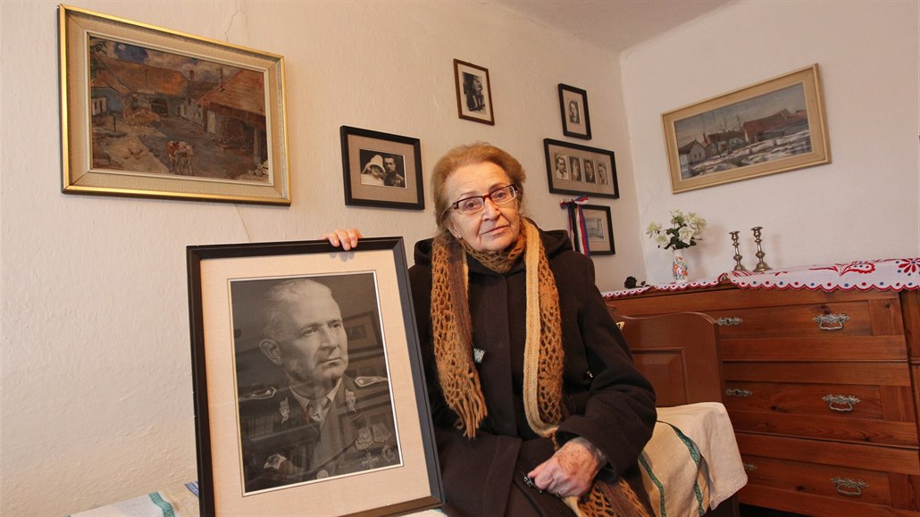 Zoe Svobodová na snímku z roku 2012 ukazuje portrét svého otce Ludvíka. Zatímco...