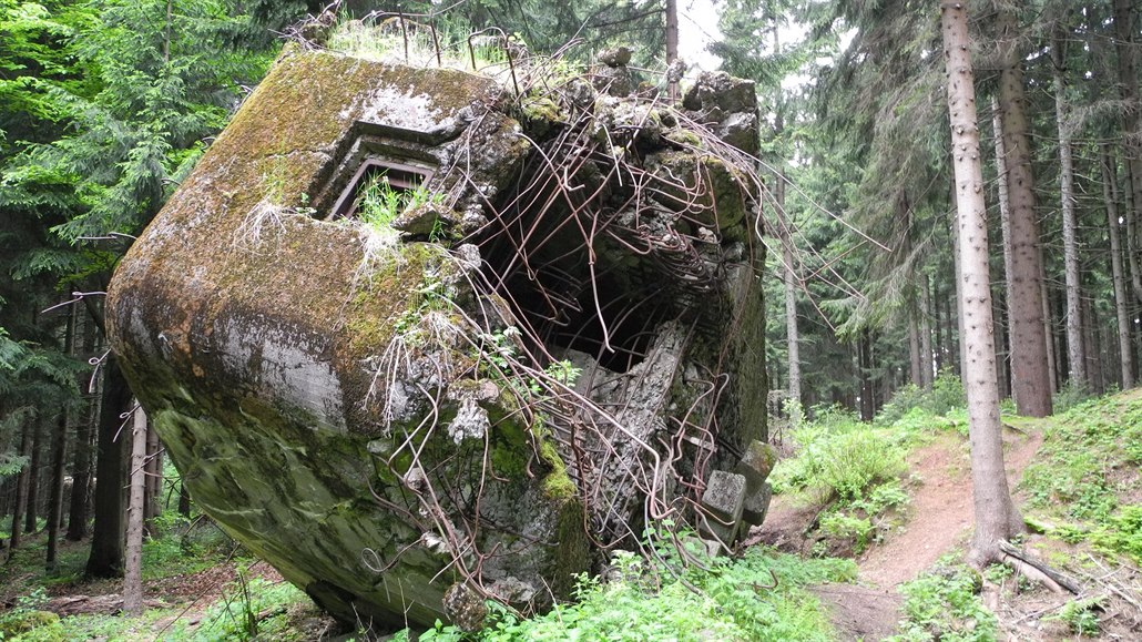 Těžce poškozený bunkr, který byl terčem zkoušek německých vojáků.