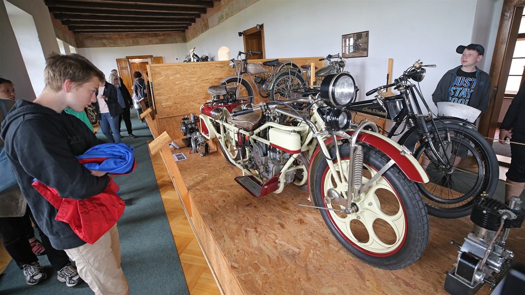 Hrad ukrývá stálou expozici historických motocyklů, která patří k nejstarším...