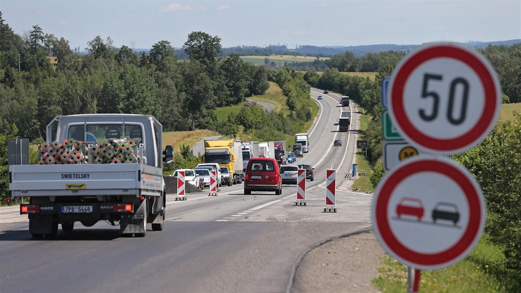�editelství silnic a dálnic nechalo opravit tém�� p�t kilometr� dlouhý úsek...