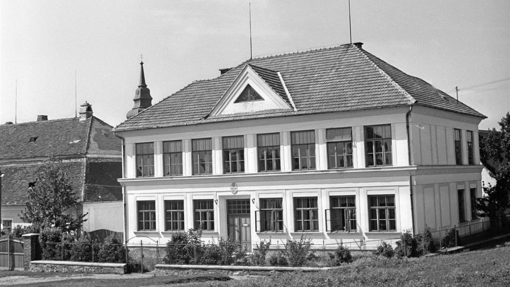 �kola v Babicích na dobovém snímku. Práv� v této budov� za kostelem Nejsv�t�j�í...