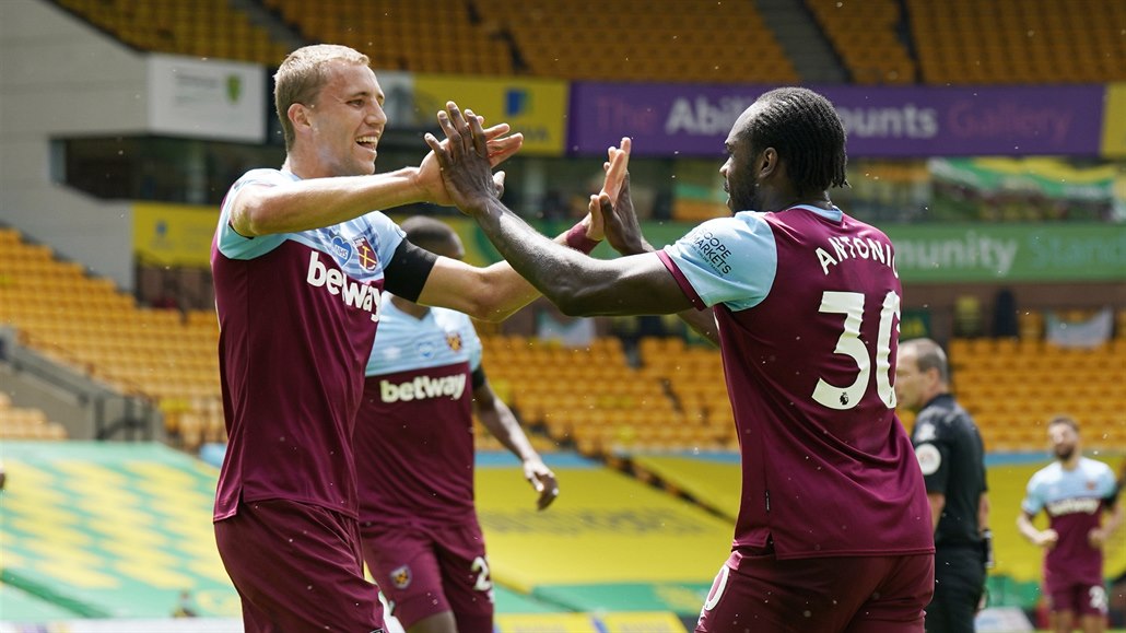 Tomá� Sou�ek a Michail Antonio slaví gól West Hamu.