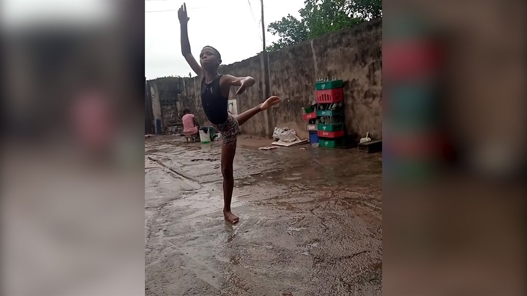 VIDEO: Nigerijský chlapec tančící balet bosky v blátě boří stereotypy -  iDNES.cz