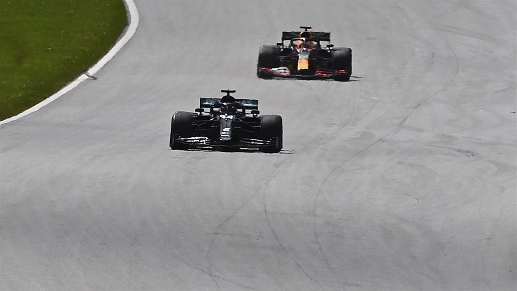 Lewis Hamilton (v popředí) z Mercedesu a Max Verstappen z Red Bullu na trati...