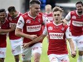 Pardubick� Tom� Solil (vp�edu vpravo) se raduje se spoluhr��i ze vst�elen�ho...