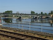 Historický silniní most pes Labe v tsné blízkosti elezniní stanice...